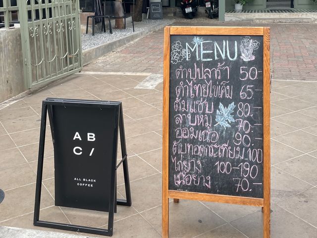 清邁型格神秘黑🖤咖啡店｜黑色愛好者必訪