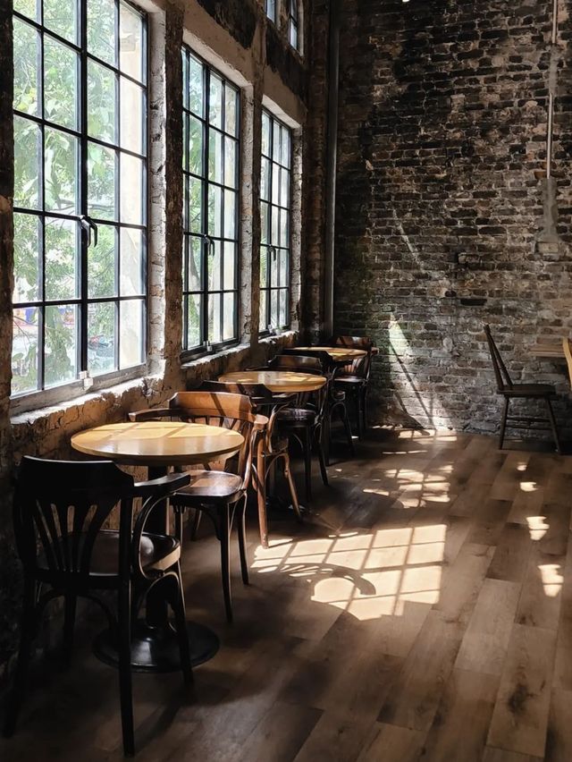 A New Cafe Within An Old Damaged Shophouse😱