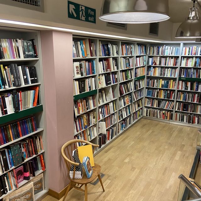 런던 전통을 간직한 서점 📚 리뷰 오브 북스