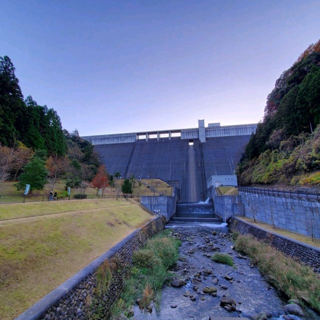 大分県日田市大山ダムにある進撃の巨人銅像