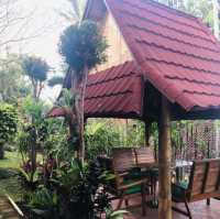 往瑪雅烏布酒店十字路口、有停車場的大型印尼餐廳Warung Mina Ubud