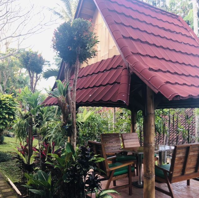 往瑪雅烏布酒店十字路口、有停車場的大型印尼餐廳Warung Mina Ubud