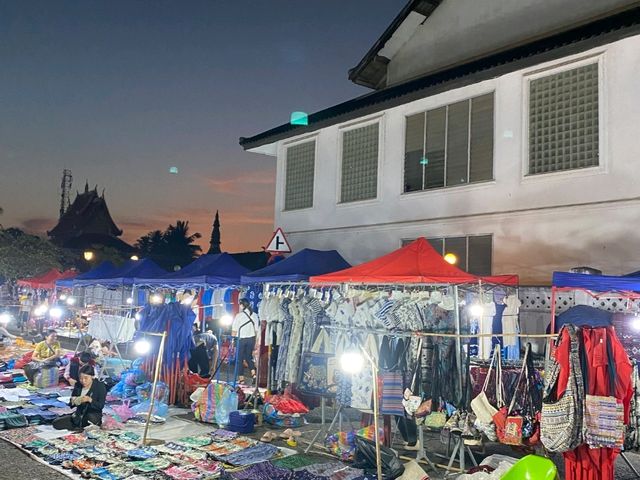 ตลาดมืด ณ หลวงพระบาง ตลาดมืด ณ หลวงพระบาง