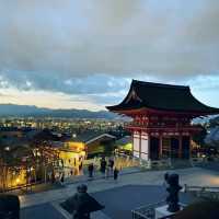 夕陽夜影清水寺，日落前參觀一次賞兩景。