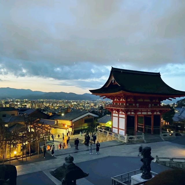 夕陽夜影清水寺，日落前參觀一次賞兩景。