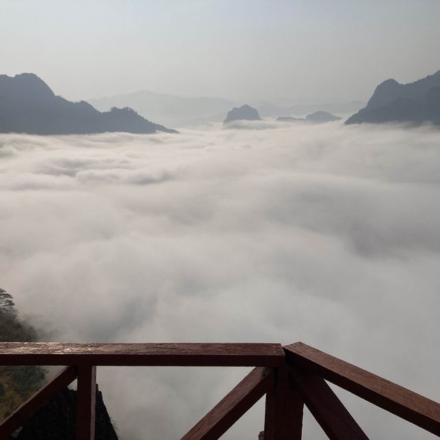 ノーンキャウの朝、登山と絶景、雲海　Sleeping Lady Peak View-Point