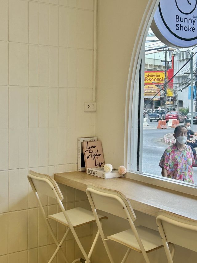 '𝐁𝐔𝐍𝐍𝐘 𝐒𝐇𝐀𝐊𝐄' ร้านขนมเปิดใหม่ ในเมืองจัน