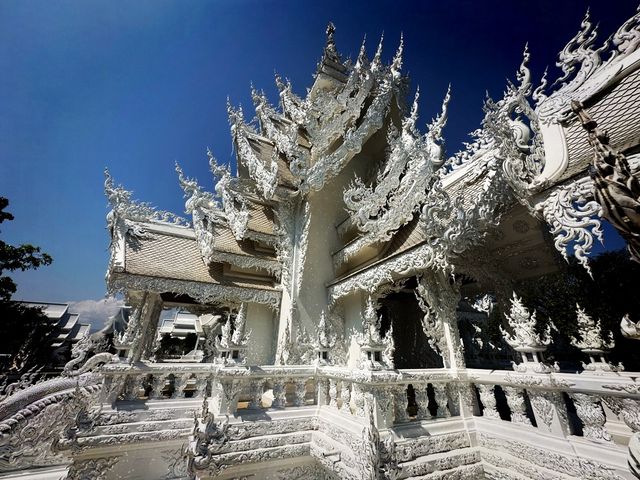 วัดร่องขุ่น พุทธศิลป์ที่สวยงามเป็นเอกลักษณ์