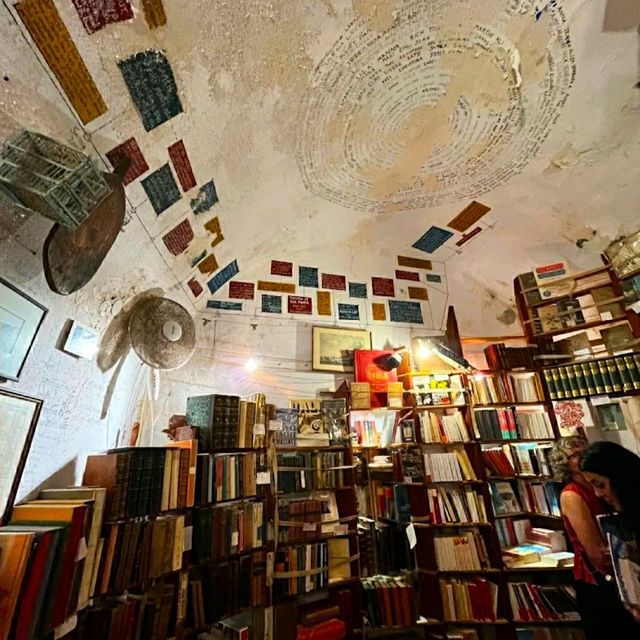 A GORGEOUS BOOKSTORE IN SANTORINI!