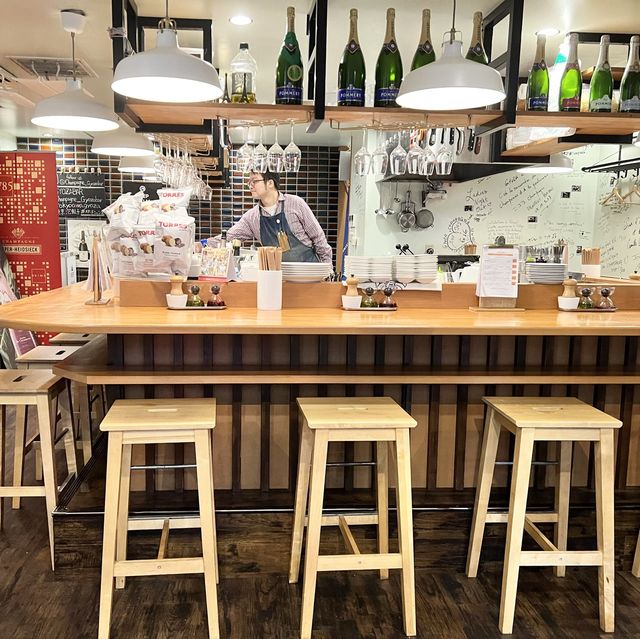 《東京 赤坂見附》シャンパン×餃子🥂 《東京 赤坂見附》シャンパン×餃子🥂