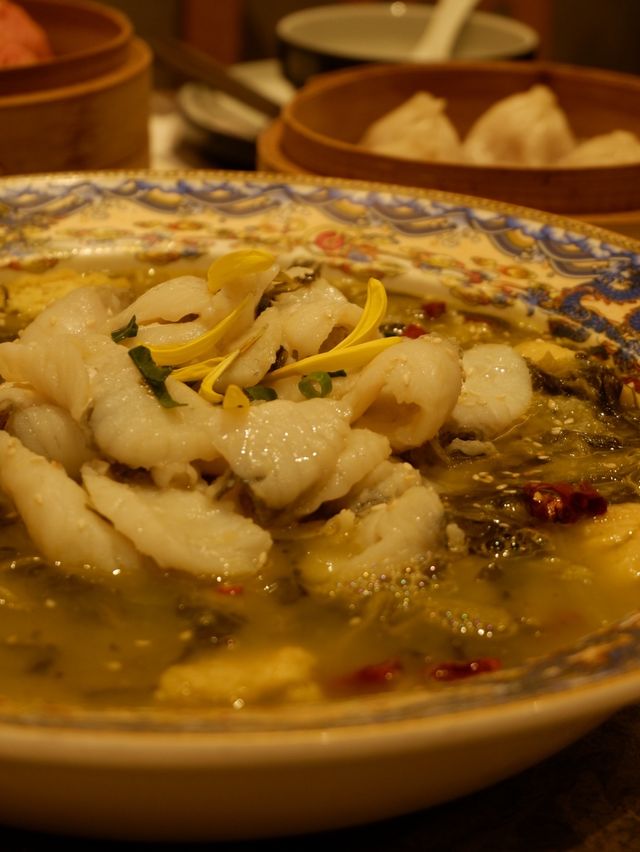 「屯門上海菜，蟹粉年糕和油爆蝦出色」