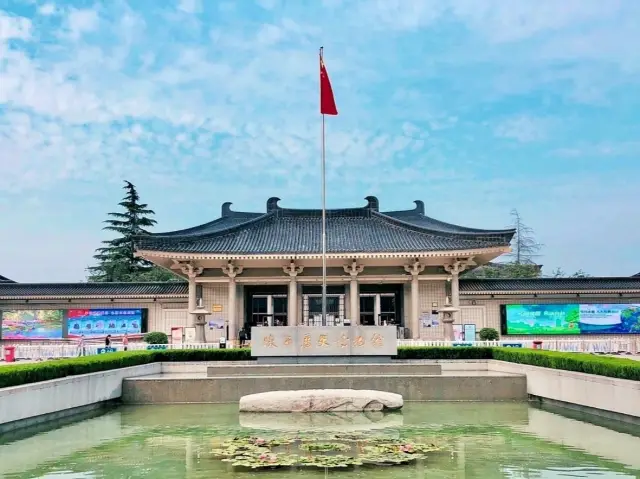 Visit Shaanxi History Museum 