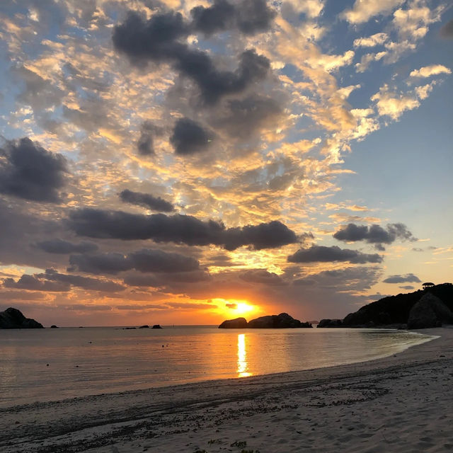 「牛込海岸：夕陽美景、飛機穿梭，絕佳觀賞時機」