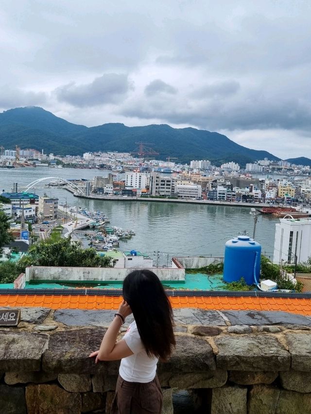 골목길 따라 아름다운 바다 전망이 나오는 통영 [동피랑 벽화마을]