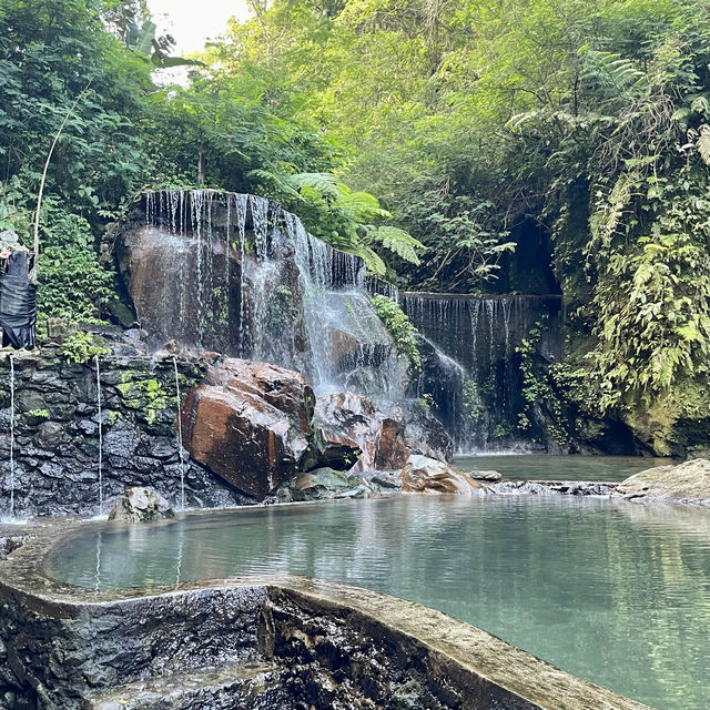 Goa Raja瀑布-別有洞天的巨大瀑佈，冒險型旅行者必去