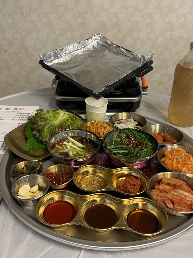 레트로한 감성과 맛까지 겸비한 냉동삼겹살 맛집 ✨