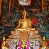 สักการะพระพุทธไตรรัตนนายก ซำปอกง ที่วัดกัลยาณ์