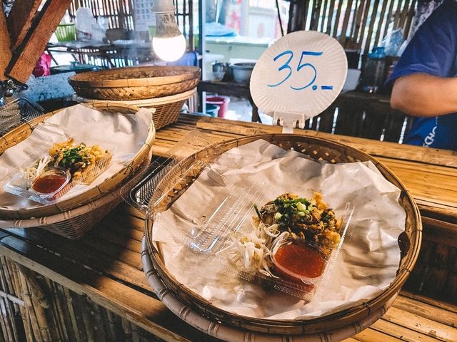 ตลาดร่มไม้ชายน้ำ วัดพระลอย