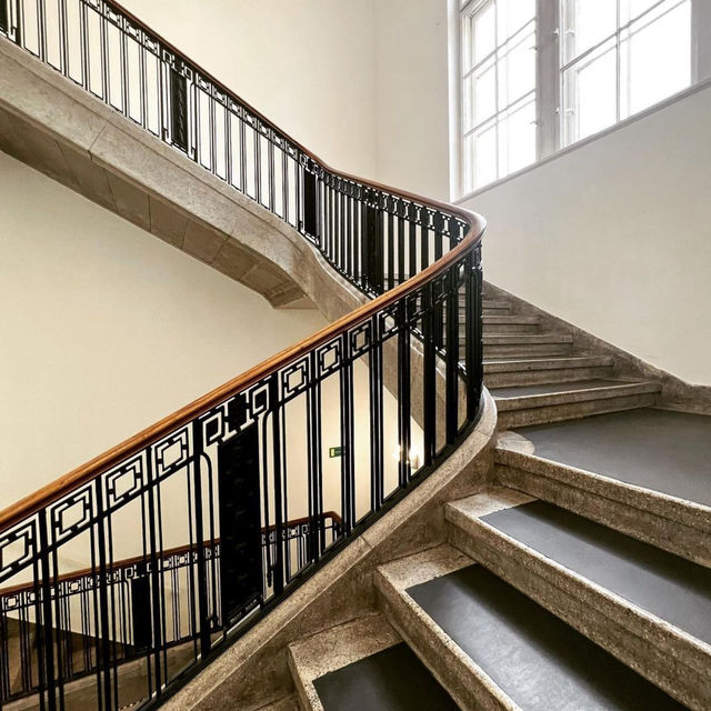 壮大な空間で楽しむ現代アートの旅：Hamburger Bahnhof 美術館