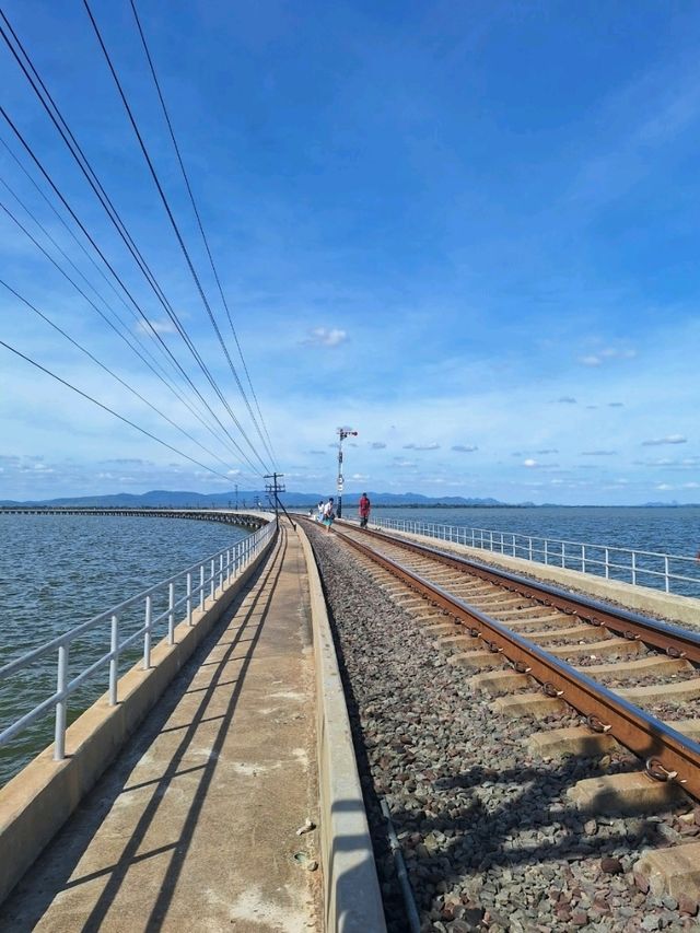 เที่ยวรถไฟลอยน้ำ