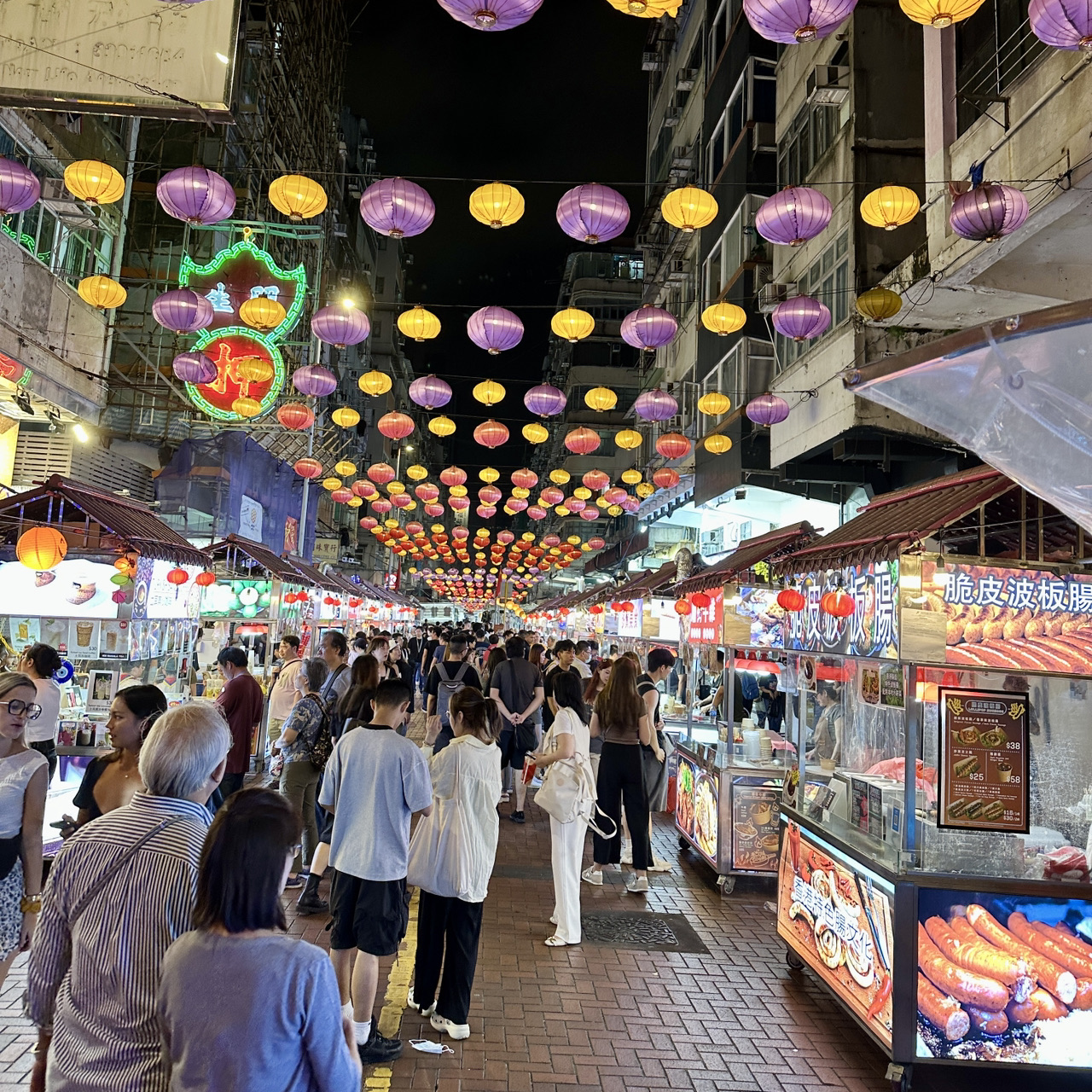 テンペスト (’12 日、香港、英) 香港】活気と地元文化が溢れる香港のナイトマーケット「男人街