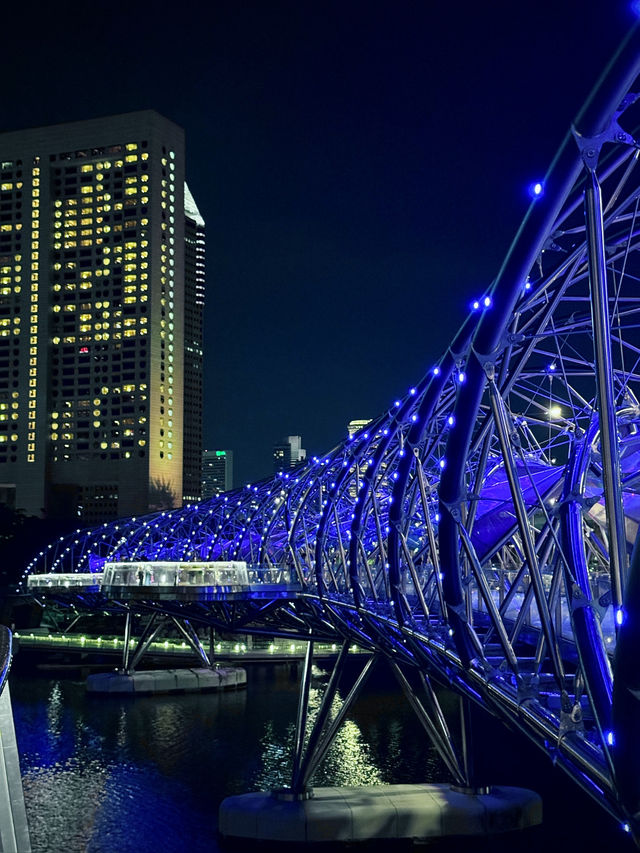 🇸🇬 A Night Walk on Singapore’s Helix Bridge 💫 