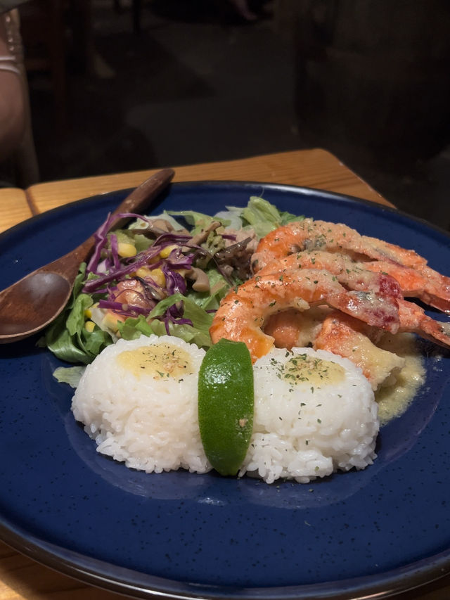 地元民に愛される！オシャレカフェバー