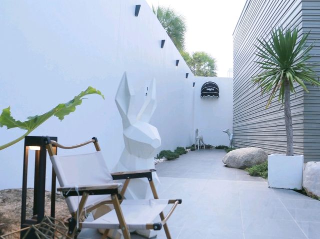 คาเฟ่มินิมอลสีขาวที่ Inbox cafe