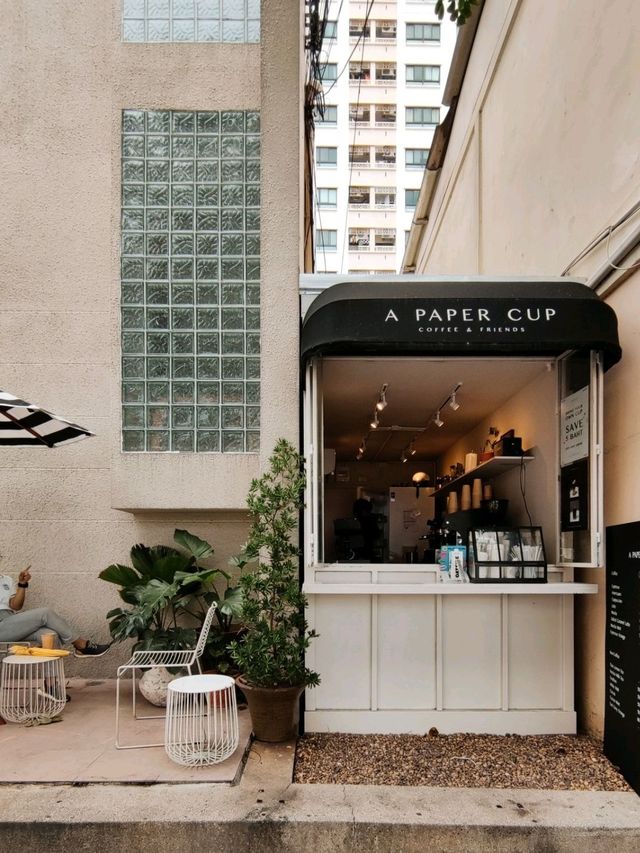 A paper cup coffee & friends คาเฟ่สะพานควาย