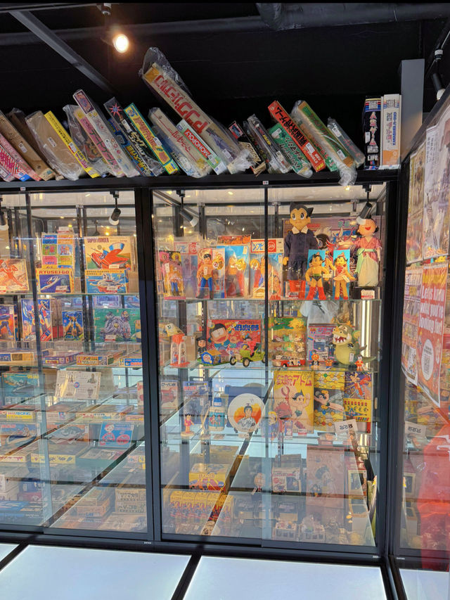 鳥居の先はアンティークTOYが並ぶ近未来空間🫣🪐💞【東京・中野】