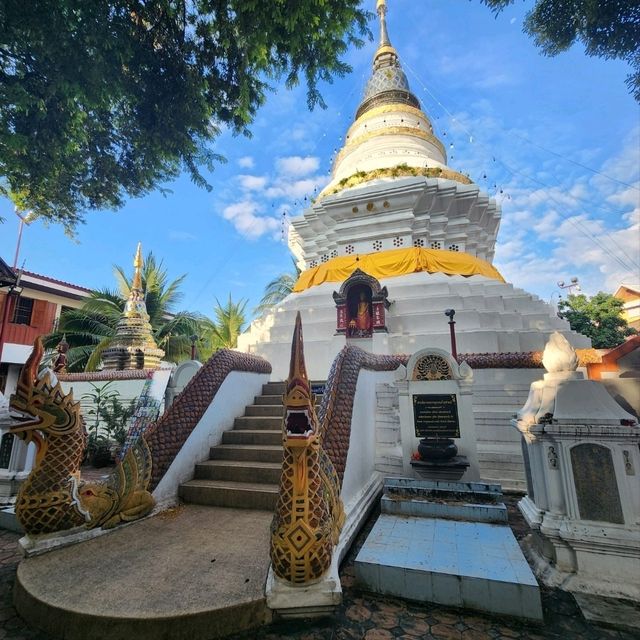 คนเกิดปีจอ สักการะพระธาตุ ที่วัดเกตการาม