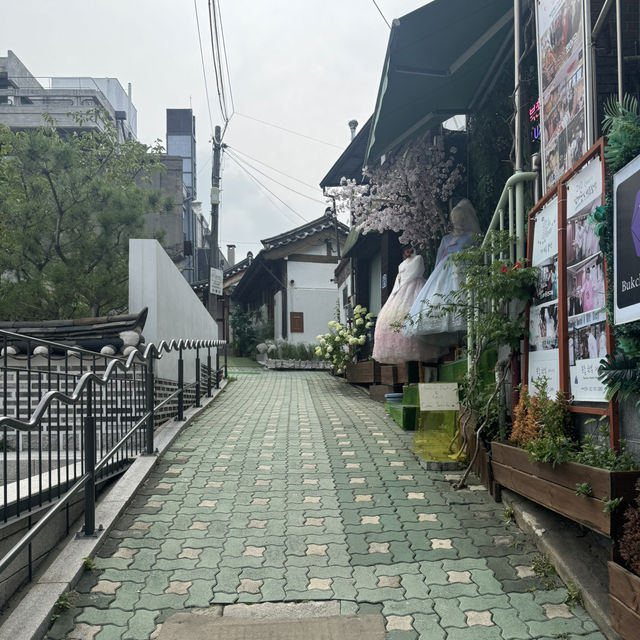 A Day Exploring Seoul Gyeongbokgung Palace, Bukchon Hanok Village and Cheonggyecheon Stream