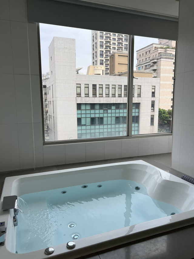Room with a large jacuzzi🛁 Room with a large jacuzzi🛁