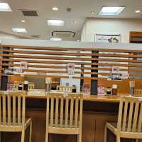 日本連鎖定食〔宮本むなし〕，神戶元町店舒適又好吃。