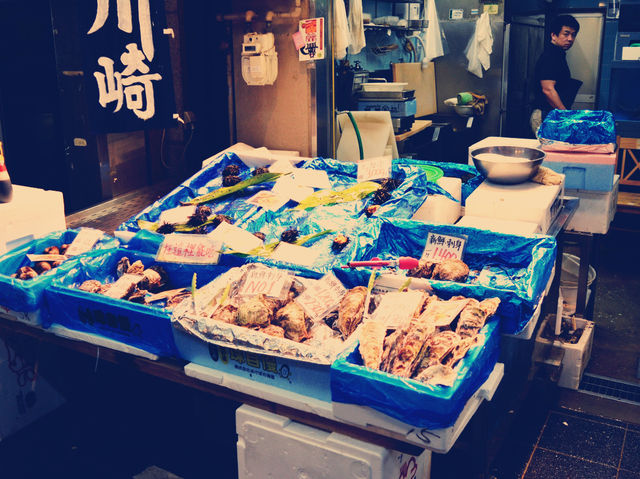 大阪黑門市場的美食之旅：味蕾的震撼🌟