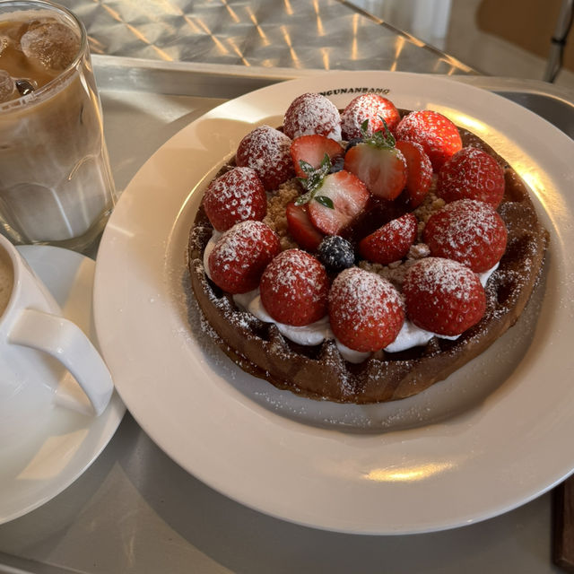 美味しすぎる！サクサク苺ワッフル🍓🧇