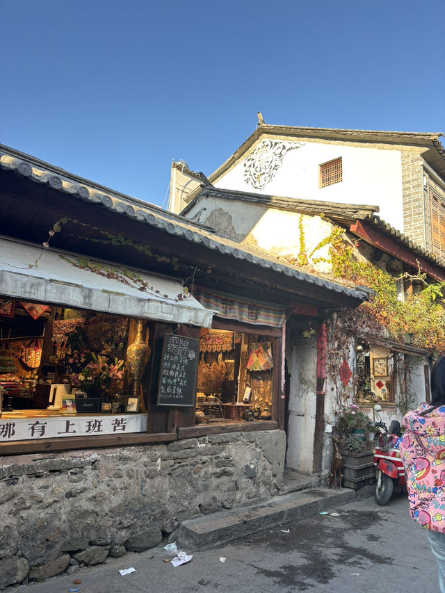 Exploring Xizhou Village on an E-Bike – A Perfect Dali Getaway 🚲🏡✨