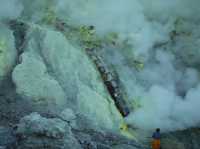 印尼火山探險｜見證硫磺工人的艱辛勞動，當觀光改變了純粹的人情味