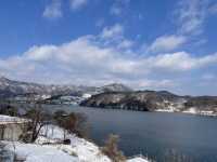 눈이 쌓인 산을 보며 뜨듯한 스파로 힐링을