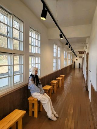 Maisan Cafe, where the entire closed school was transformed into a cafe🧡