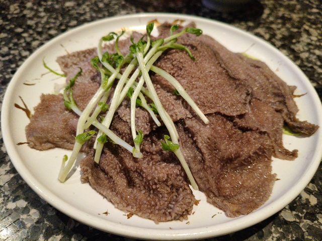一間非常摩登的火鍋店帶有懷舊而有趣的氣氛