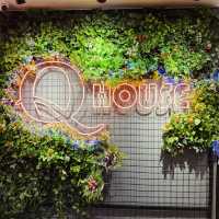 Feast Fit for Friends – The Ultimate Q House Experience!