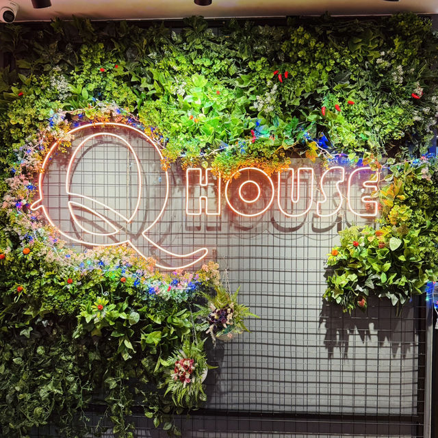 Feast Fit for Friends – The Ultimate Q House Experience!