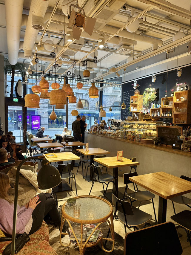 A Cozy Escape at Ihana Kahvila Baari in Helsinki☕️