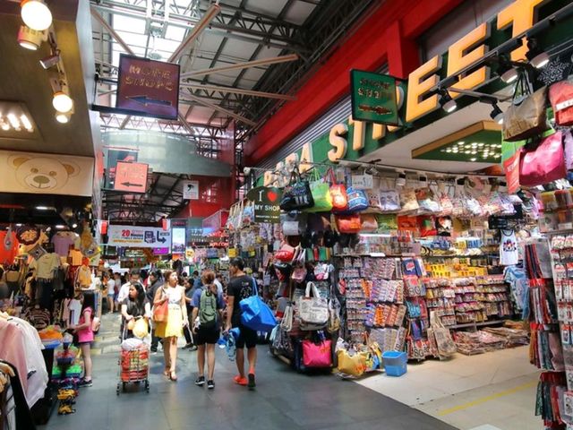 Exploring Bugis Street : A Shopper's Paradise in Singapore