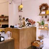 桃園巷弄隱藏版！狗狗店長咖啡廳！