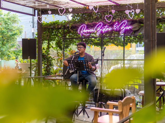 ร้านอาหารกึ่งคาเฟ่ บรรยากาศริมน้ำสุดชิค