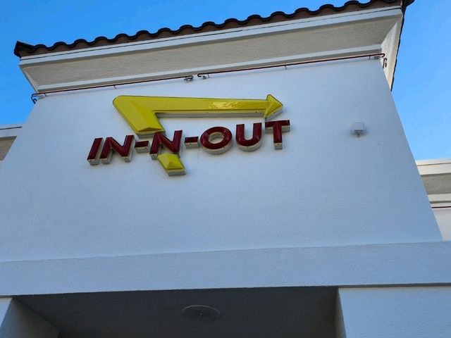 ロサンゼルスでハリウッドスターの足跡を辿る！ハリウッドウォークオブフェームと名物バーガー店In-N-Outをご紹介