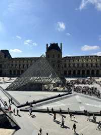 Musée du Louvre: A Parisian Dream! 🏛️🌟