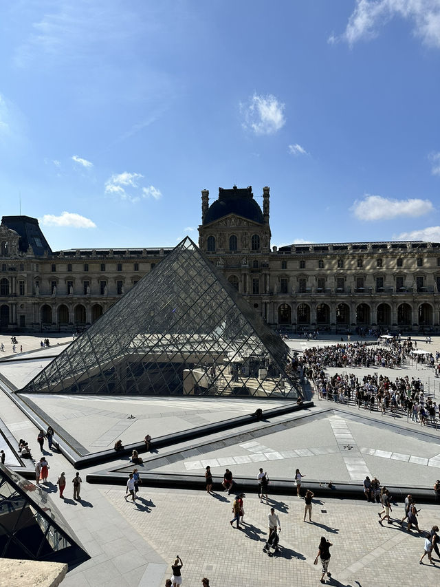 Musée du Louvre: A Parisian Dream! 🏛️🌟